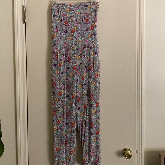 Strapless floral jumpsuit w/ pockets - Picture 10 of 10